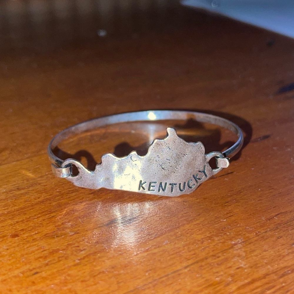 Elegant Silver Kentucky State Map Bracelet - A Touch of Home
